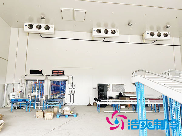 　　建一個300平方米的冷庫需多少錢？冷庫是一種專門用作存儲冷凍、冷藏食品的裝置，有普遍的運用場景，包含食品、醫(yī)學(xué)、化工等行業(yè)。當(dāng)下隨著社會的不斷發(fā)展，越來越多的產(chǎn)業(yè)已經(jīng)起考量規(guī)劃自己的冷庫，以符合日益增長的市場需求。  　　首先，我們需認(rèn)識冷庫建造規(guī)劃的基本上流程。冷庫建造規(guī)劃需進(jìn)行選址、設(shè)計、施工等多個環(huán)節(jié)，而冷庫施工包含土建工程、設(shè)備、管道等，每一個環(huán)節(jié)都會影響到冷庫造價成本的變化。  　　其次，冷庫假造規(guī)劃的費用受很多原因的影響。主要原因是選址和設(shè)計。選取適當(dāng)?shù)膱龅睾颓‘?dāng)?shù)脑O(shè)計方案，不僅可減少冷庫的建造規(guī)劃費用，而且可提升冷庫的運行效能。此外，冷庫建造規(guī)模、裝置選型、材料品質(zhì)等方面也會導(dǎo)致冷庫假造規(guī)劃費用的變動。  　　確切到規(guī)劃建造一個300平方米的冷庫，我們可根據(jù)知識測量出一個大致的規(guī)劃建造費用。根據(jù)市場行情和相關(guān)經(jīng)驗，一個300平方米的冷庫需大約270,000元左右。其中，土建工程費用約占30%至40%，設(shè)備費用約占50%至60%，管道、電器材料等其他費用約占10%至20%。  　　此外，由于冷庫設(shè)備和管道需專業(yè)安裝調(diào)試，人工成本也需計算在內(nèi)。按工程造價比率合算，工程建設(shè)的人工成本約占施工總耗資的10%。  　　一般來說，修建一個300平方米的冷庫的費用約為270,000元，僅供參考，實際造價根據(jù)具體冷庫工程項目進(jìn)行核算。精準(zhǔn)投入費用需根據(jù)選址、設(shè)計、數(shù)量、設(shè)備選型、材料品質(zhì)等方面綜合性考量和檢驗。在冷庫建造規(guī)劃步驟之中，企業(yè)可選取自行建造規(guī)劃，也可委派專業(yè)冷庫建設(shè)公司規(guī)劃設(shè)計建造。  　　冷庫建造規(guī)劃費用只是一個初始投資。隨著冷庫的運轉(zhuǎn)和維護，還需考量運營費用、維護費用和設(shè)備更換費用。因此，企業(yè)在展開冷庫建造規(guī)劃決策時，需展開充分的前期考察和調(diào)研評估，以保證冷庫建造規(guī)劃的投入能真正產(chǎn)生平穩(wěn)、長期的經(jīng)濟效益。  　　以上就是300平方米冷庫造價費用的詳細(xì)介紹，相信您看完一定對此有了更加深入的了解，如果您近期有此類冷庫建造的需求，歡迎咨詢浩爽制冷（400-861-7579）。本公司深耕于制冷行業(yè)十余年，發(fā)展成從冷庫工程的EPC總包服務(wù)商，包含冷庫工程的設(shè)計、采購、銷售、安裝為一體的綜合性服務(wù)公司；延伸至冷鏈項目前期的布局規(guī)劃、冷鏈項目升級改造、冷鏈行業(yè)復(fù)合型人才培養(yǎng)、輸出；冷鏈倉儲的招商運營、售后服務(wù)等制冷領(lǐng)域的一體化方案集成商。